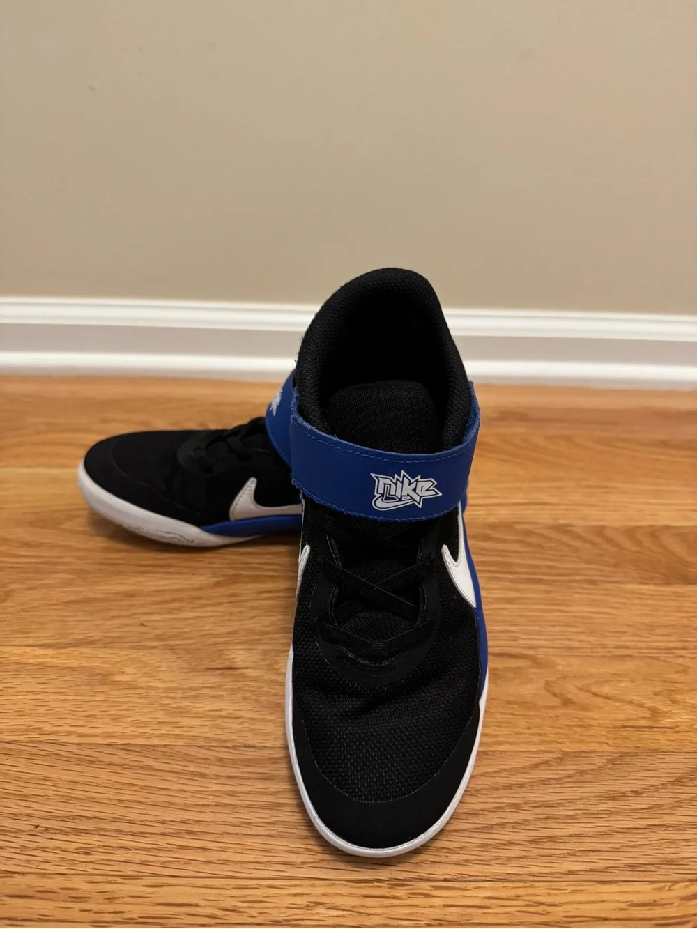 Nike Kids Team Hustle D 10 Basketball shoes - Size 3Y